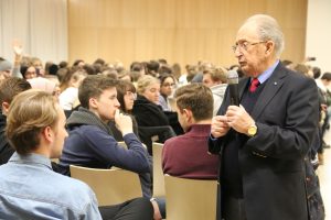 Abba Naor während seines Zeitzeugenvortrags