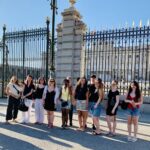 Sprachkursgruppe vor dem Palast